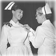 Infirmière recevant son diplôme, 1965