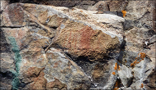 Des roches avec des pictogrames délavés.
