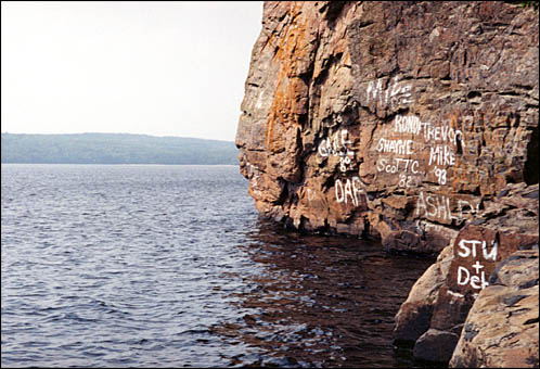Graffiti sur la falaise.