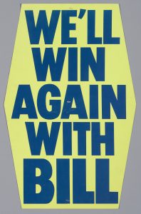 Pancarte : « We’ll Win Again With Bill » (« Nous gagnerons encore avec Bill »). Campagne à la chefferie du Parti progressiste-conservateur de l’Ontario