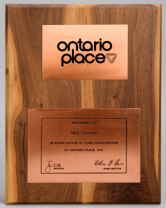 Plaque de la Place de l’Ontario, remise par le premier ministre Davis au pianiste Neil Chotem en 1972