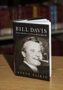 Bill Davis: Nation Builder, and Not So Bland After All (Bill Davis : un bâtisseur de nation pas si fade, après tout), une biographie réalisée par Steve Paikin