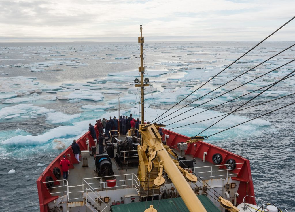 Un navire de la Garde côtière canadienne fendant les glaces