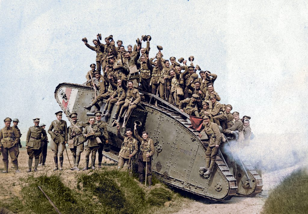 Photo colorisée de troupes rassemblées sur un char