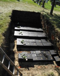 Cercueils enterrés de nouveau en 2017 sur un lot nommé « cimetière de Barrack Hill », au cimetière Beechwood.