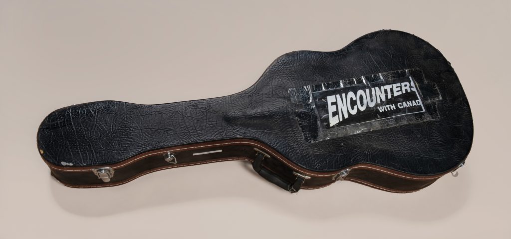 Étui de guitare du Centre Terry Fox pour la jeunesse. Musée canadien de l’histoire, 2023.40