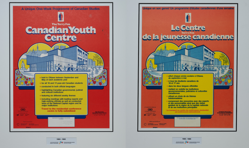 Des affiches rouge et jaune vif – une en anglais et une en français – sur lesquelles on peut lire « Un programme unique d’une semaine d’études canadiennes » et « Centre Terry Fox de la jeunesse canadienne ».