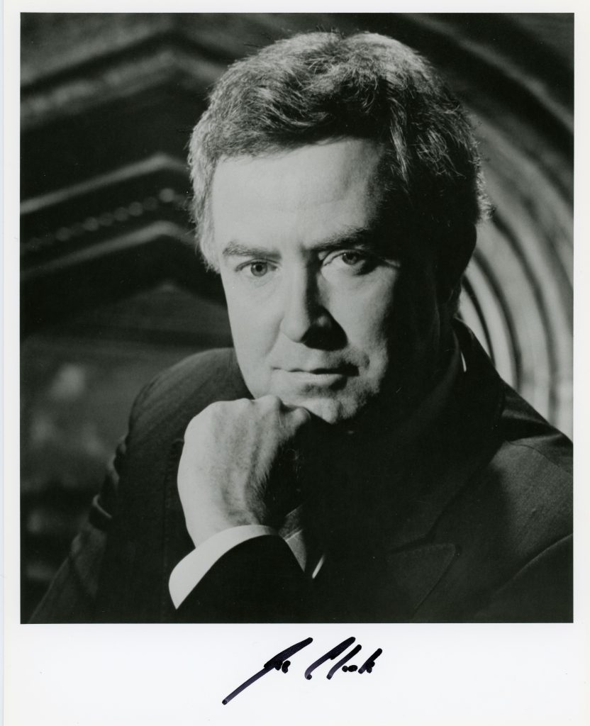 Photographie autographiée en noir et blanc de Joe Clark en veston et cravate.