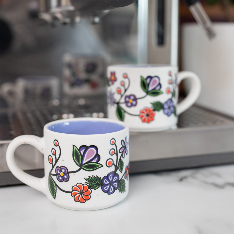 Tasses à espresso en céramique - Lot de 2 (fleurs ojibwées) par l'artiste de la Première nation du Lac Seul,  ojibwé Storm Angeconeb