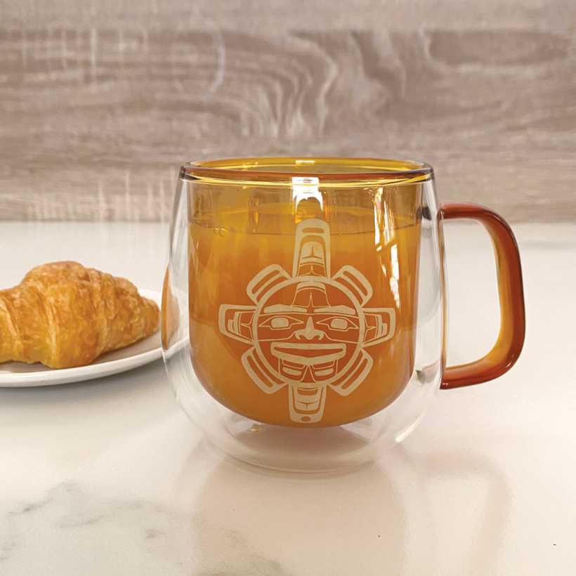 Tasse en verre coloré à double paroi avec motif de baleine Chilkat Sun par Nahaan