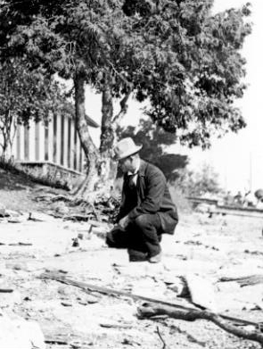 T.W. Edwin Sowter qui examine des formations rocheuses à Queen's Park, Aylmer, Québec