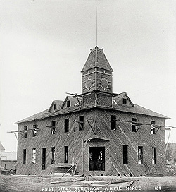 Construction de l'édifice destiné à loger les services gouvernementaux à White Horse, Territoire du Yukon, 7 septembre 1901