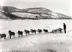 AArrivée de la poste royale et américaine, quelque part dans le Territoire du Yukon, févier 1907