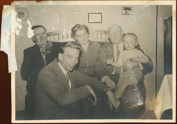 Le père de Chris, Frederik, son frère, Sigvard, son neveu, Ole Bennedsen, et les parents de sa belle-sœur