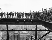 Des ouvriers, au sommet du Centre Toronto-Dominion