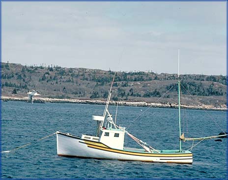 Bateau Amarré Avec Beaucoup D'accessoires De Pêche Dans Le Port De Mer, La  Mer égée à Ormos Panagias, Grèce