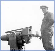 Artilleur et canon de chasse  la baleine - 
Provincial Archives of Newfoundland and Labrador - VA7-66