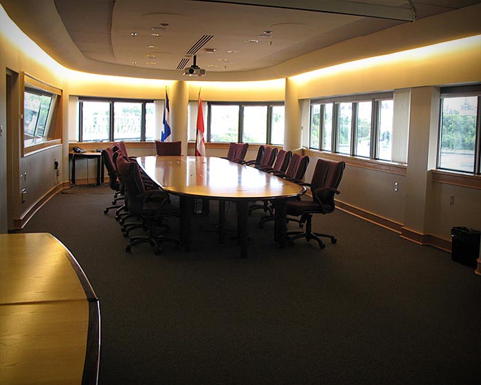 Une salle de conférence avec une longue table et des chaises, située au Musée canadien de l'histoire à Ottawa.