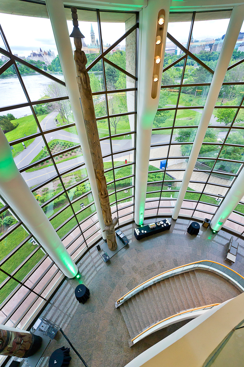 Une vue du Musée canadien de l'histoire du haut d'un escalier à Ottawa.