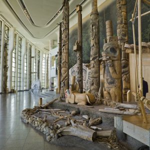 Le Musée canadien de l'histoire à Ottawa abrite une salle remplie de nombreux totems de diverses cultures autochtones.