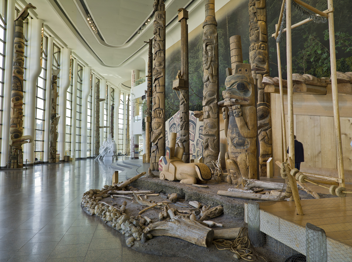 Le Musée canadien de l'histoire à Ottawa abrite une salle remplie de nombreux totems de diverses cultures autochtones.