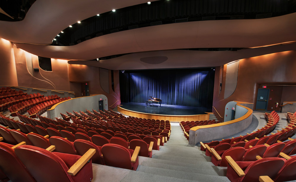 À Ottawa, le Musée canadien de l'histoire abrite un auditorium rempli de sièges rouges et d'un piano.