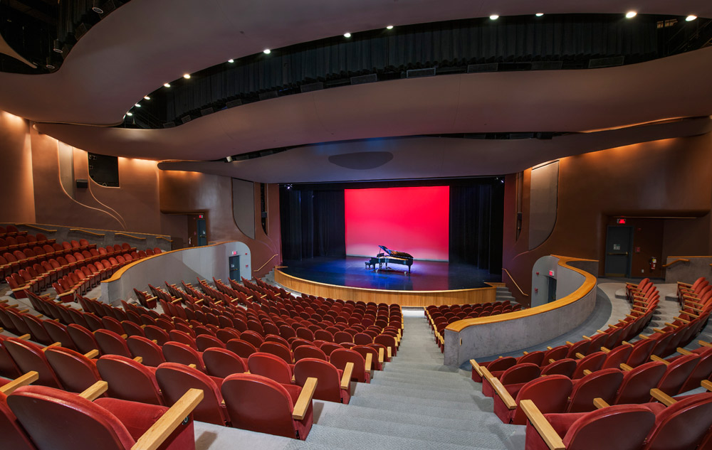 Le Musée canadien de l'histoire à Ottawa abrite un auditorium doté de chaises rouges et d'une scène rouge.