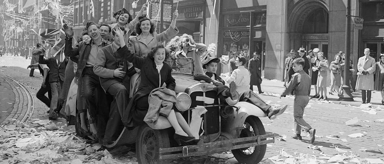 Un groupe de personnes dans une vieille voiture.