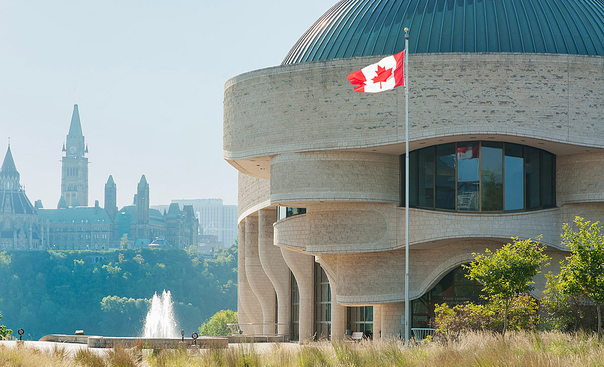 Le Musée canadien de l'histoire, situé à Ottawa, arbore fièrement un drapeau canadien devant son bâtiment.