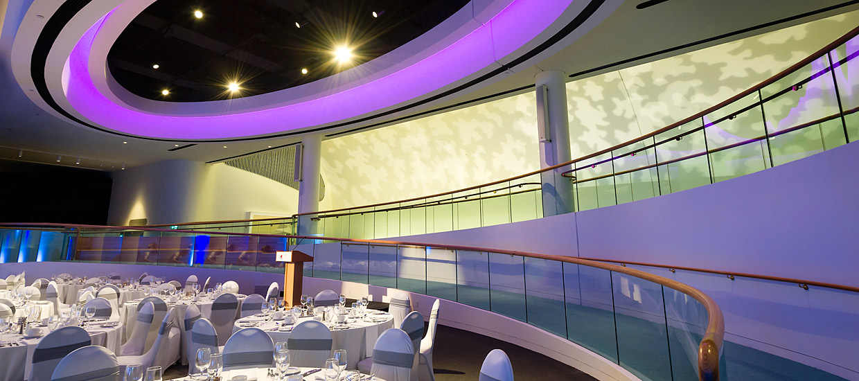 Une grande salle avec des tables et des chaises blanches située au Musée canadien de l'histoire à Ottawa.