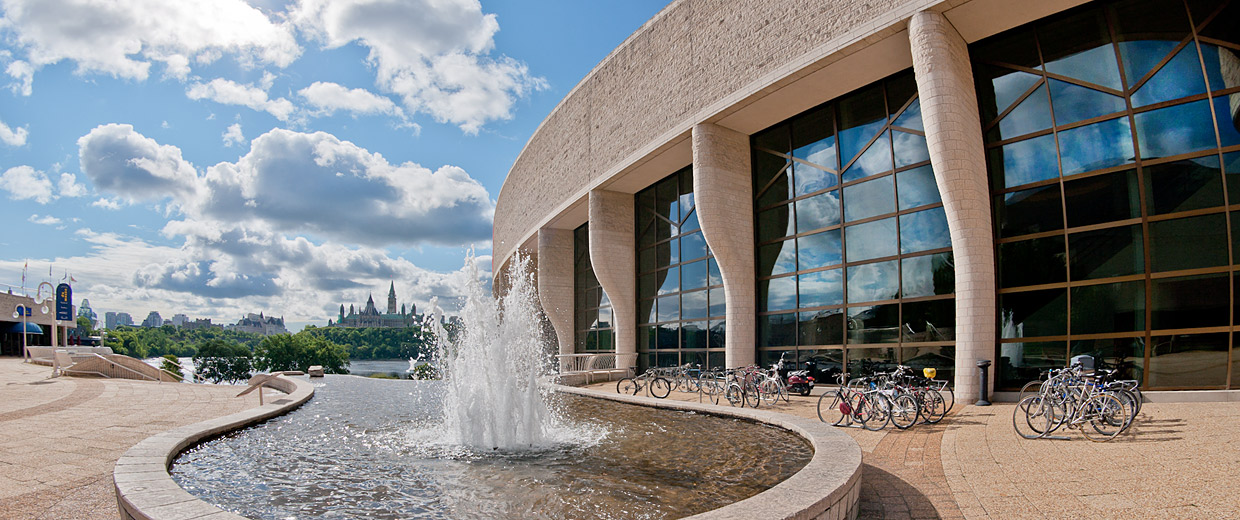 Une fontaine devant le bâtiment du Musée canadien de l'histoire avec des vélos garés devant à Ottawa.