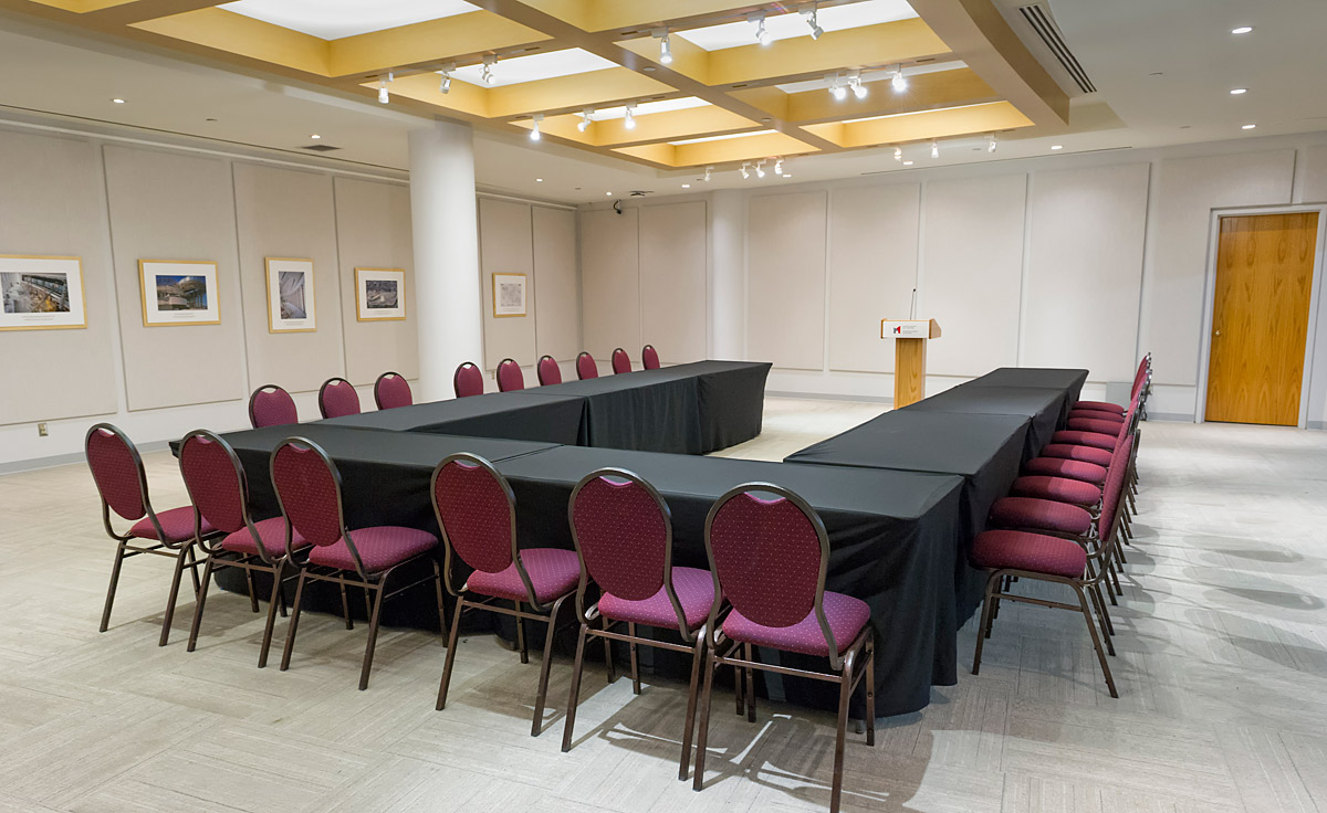 Une salle de conférence avec une longue table et des chaises située à Ottawa au Musée canadien de l'histoire.