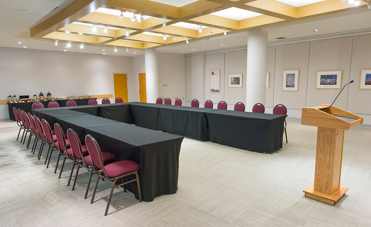 Une salle de conférence avec une longue table et des chaises située au Musée canadien de l'histoire à Ottawa.