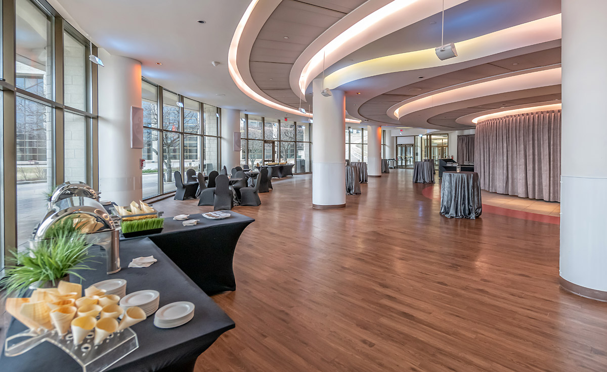 Le Musée canadien de l'histoire à Ottawa comprend une grande salle avec des tables, des chaises et une superbe grande fenêtre.