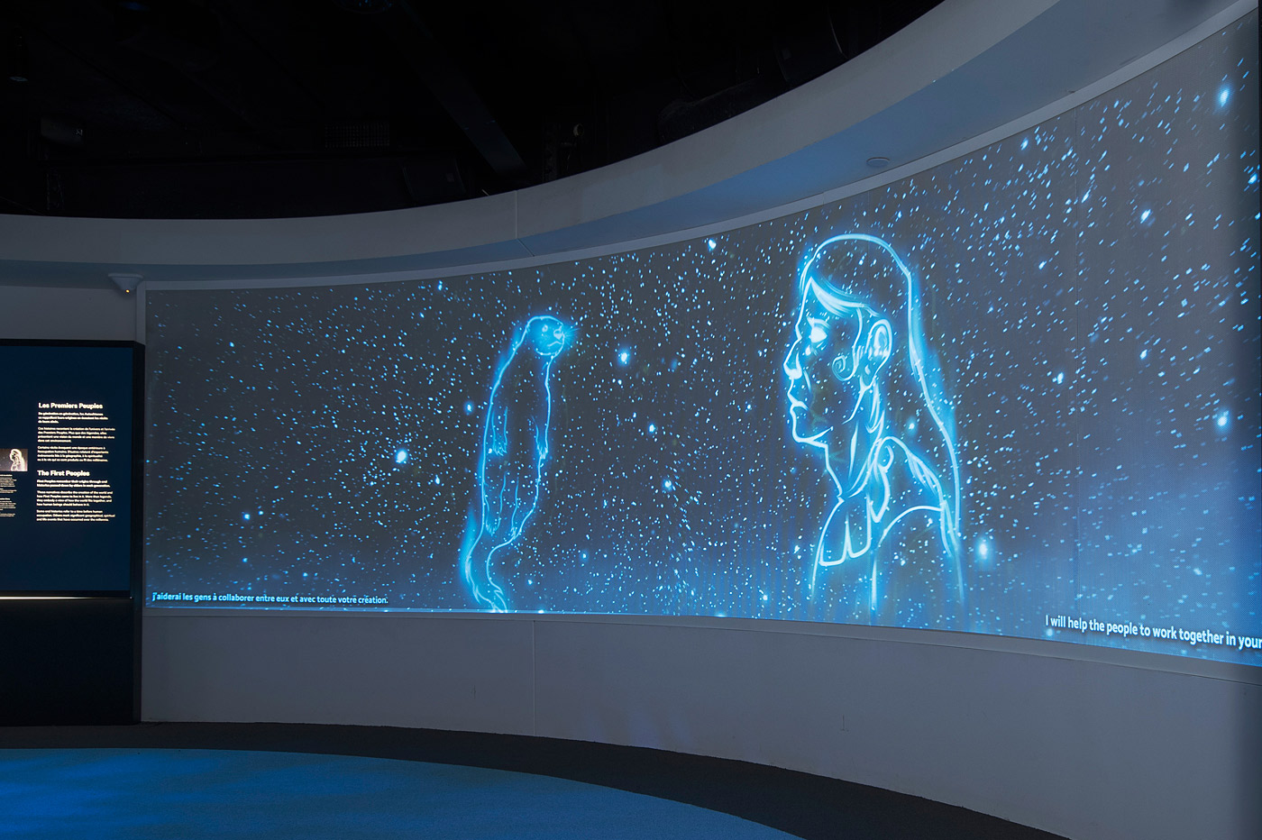 Une salle du Musée canadien de l'histoire à Ottawa avec un écran bleu montrant des images de l'univers.