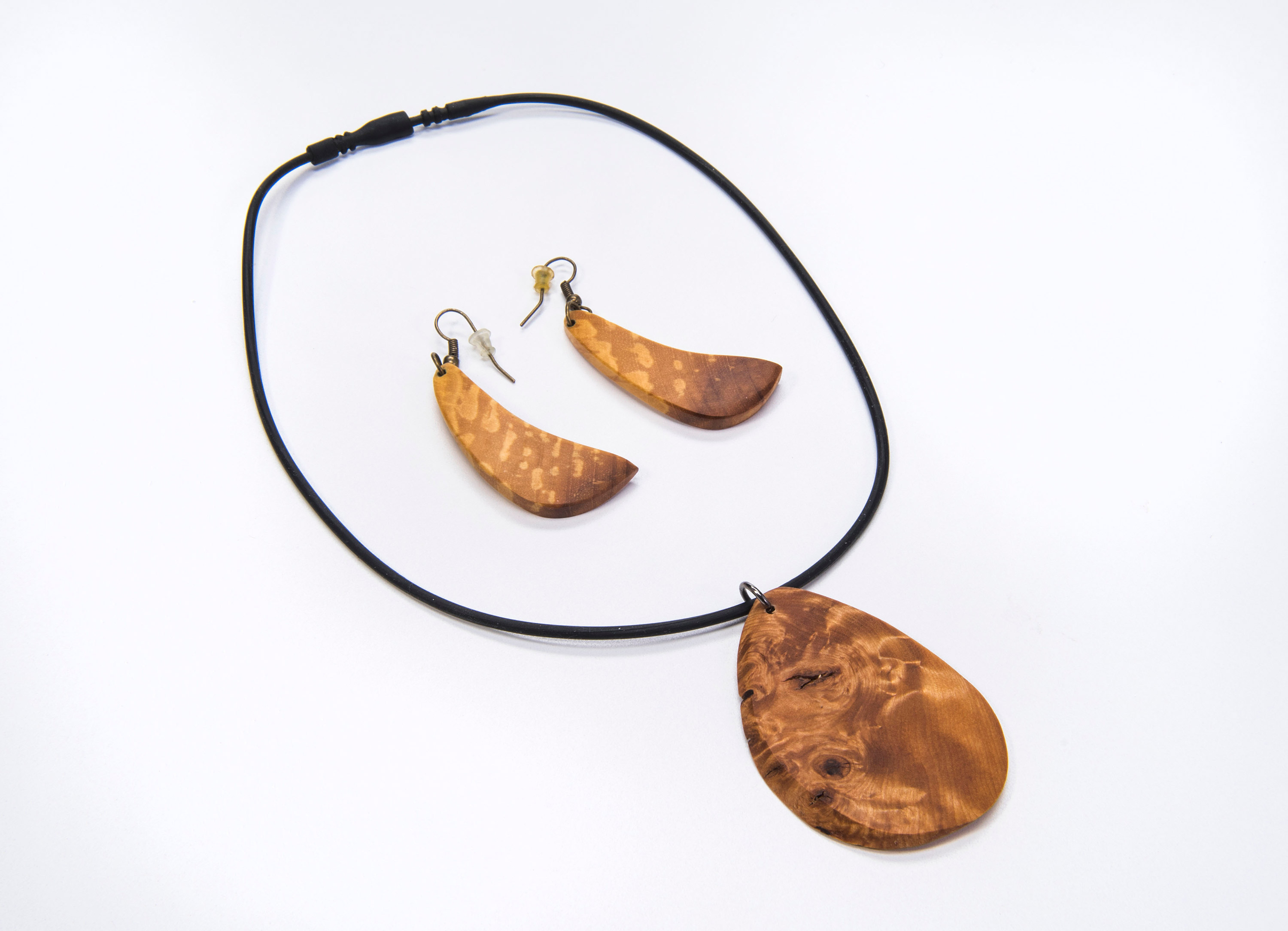 Un ensemble collier et boucles d'oreilles en bois provenant du Musée canadien de l'histoire à Ottawa.