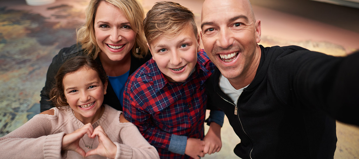 Une famille prend un selfie au Musée canadien de l'histoire à Ottawa.