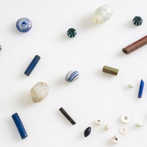 Perles en verre de diverses formes et couleurs
