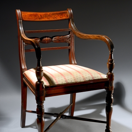 Une chaise antique en acajou avec un siège rembourré à rayures, exposée au Musée canadien de l'histoire à Ottawa.