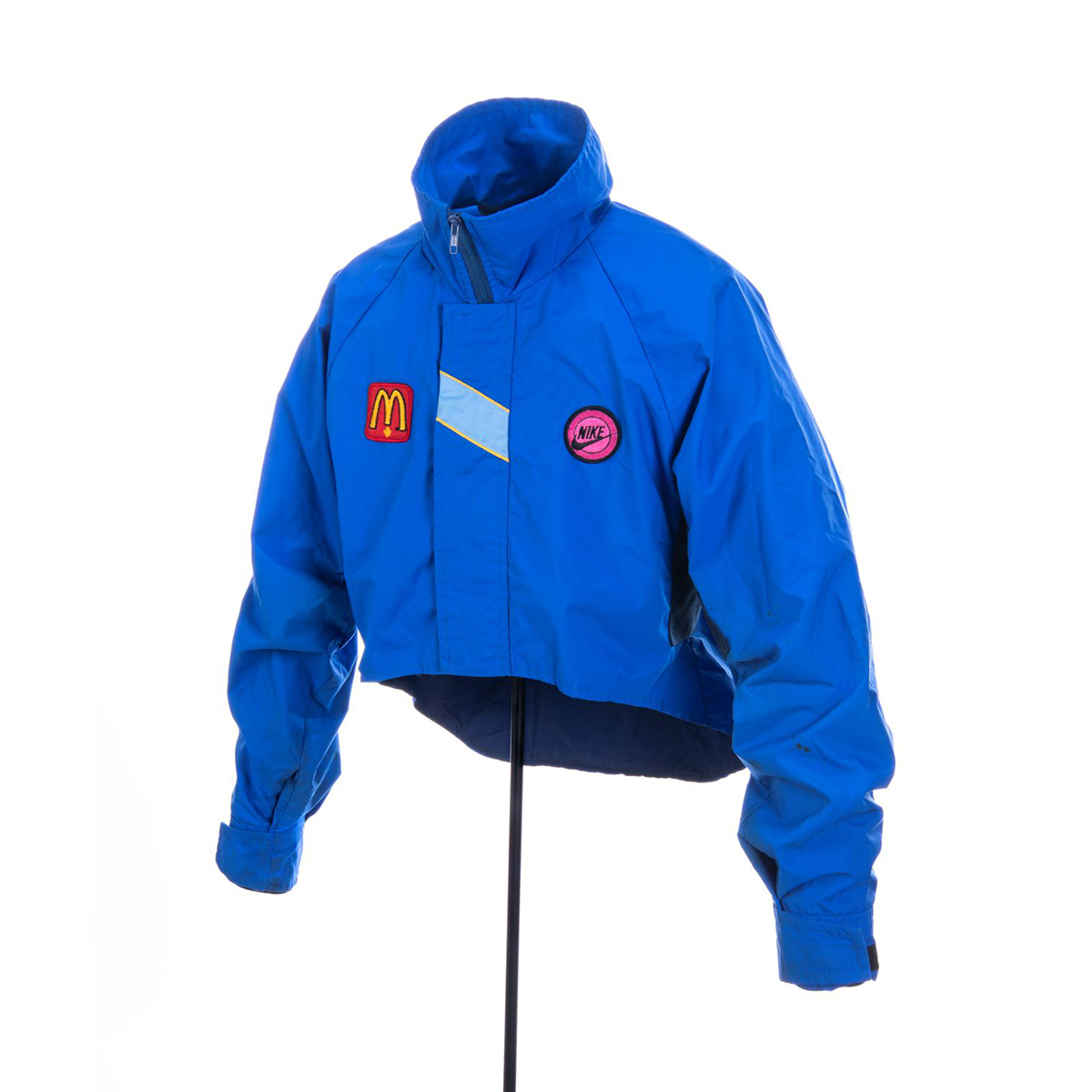 Une veste bleue avec un logo McDonald's, portée au Musée canadien de l'histoire à Ottawa.