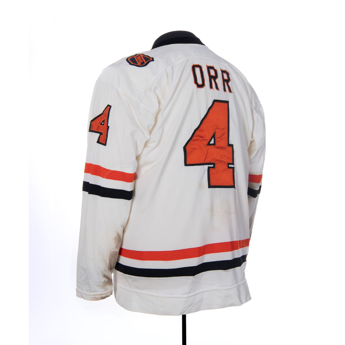 Un maillot de hockey portant le numéro 4 exposé au Musée canadien de l'histoire à Ottawa.