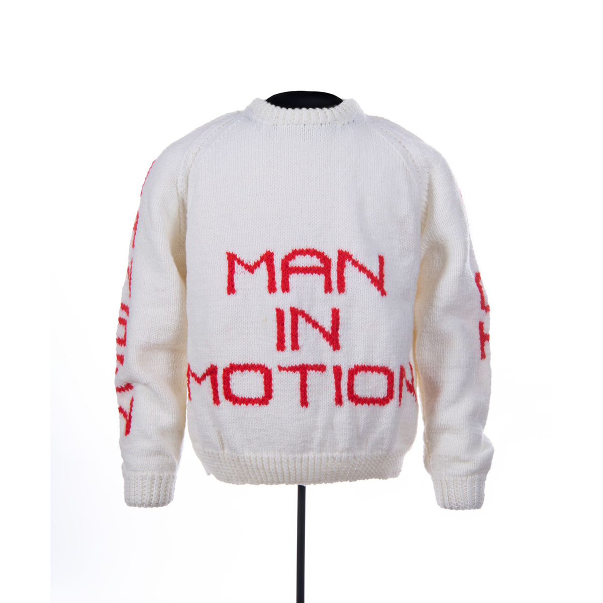 Un pull blanc qui dit « homme en mouvement » disponible au Musée canadien de l'histoire.