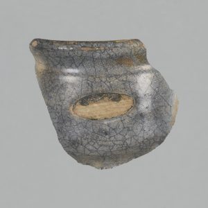Fragment d’un pot en céramique à l’émail bleu foncé et gris
