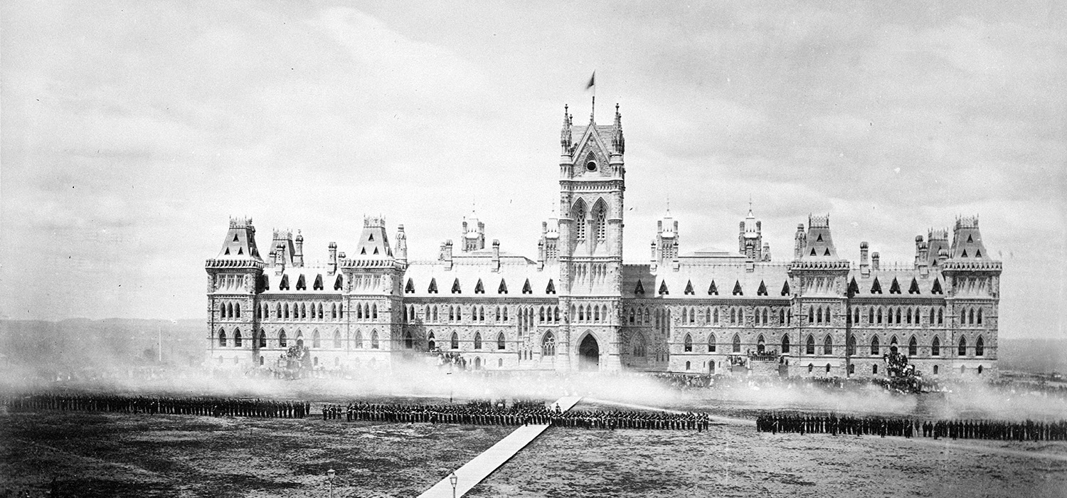 Une vieille photo du Musée canadien de l'histoire à Ottawa avec de la fumée qui s'en échappe.