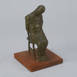 Sculpture représentant un homme ligoté sur une chaise
