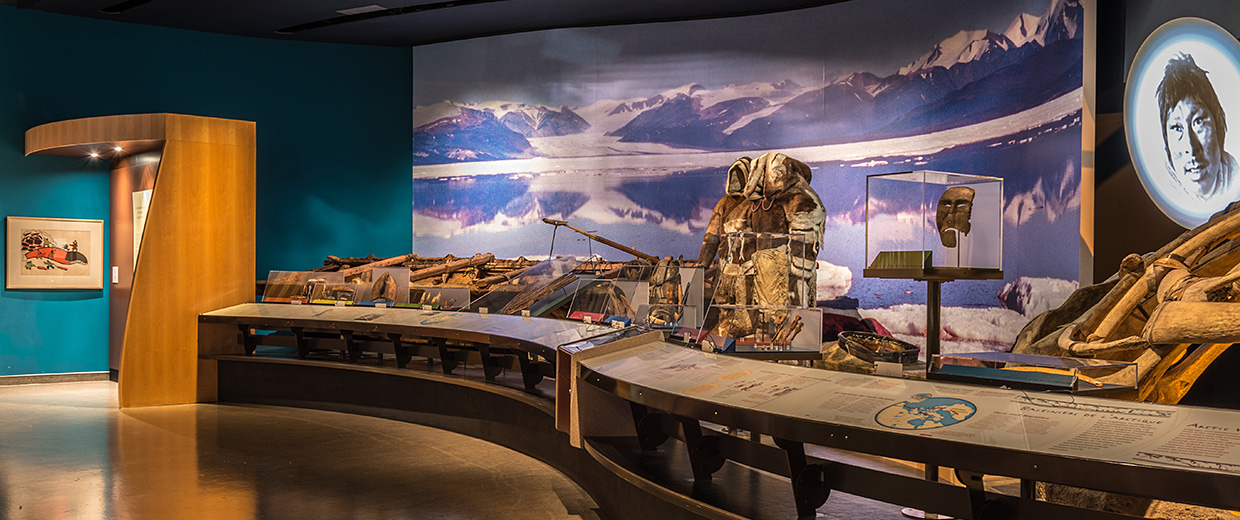 Une exposition d'artefacts autochtones au Musée canadien de l'histoire à Ottawa.