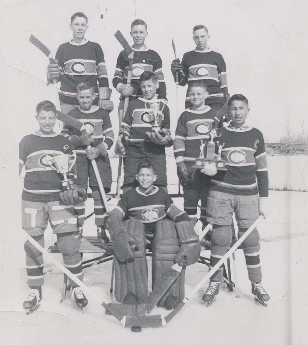 Une photo en noir et blanc d'une équipe de hockey posant pour une photo à Ottawa, exposée au Musée canadien de l'histoire.