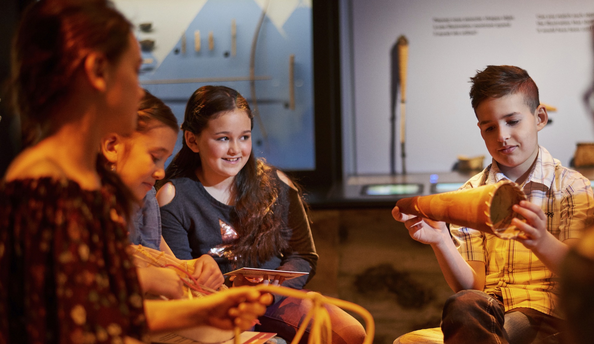 Un groupe d'enfants jouant d'un instrument de musique au Musée canadien de l'histoire à Ottawa.