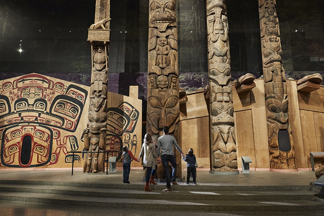 Visiteurs du Musée canadien de l'histoire à Ottawa devant des totems.