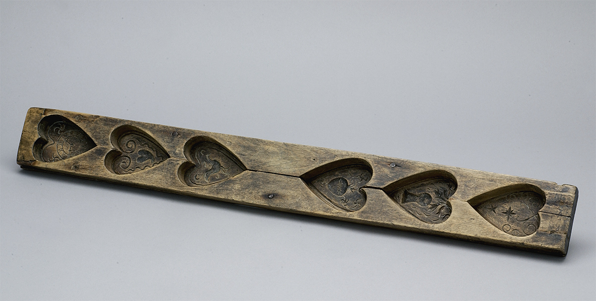 Un plateau en bois en forme de cœur sur une surface blanche au Musée canadien de l'histoire à Ottawa.